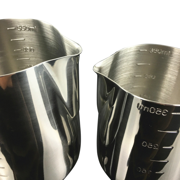 Mediciones de café de acero inoxidable de grado alimenticio en ambos lados dentro de la jarra de lanza láctea jarra